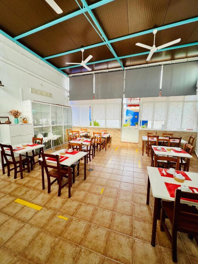 Hostal El Faro Chipiona Bagian luar foto