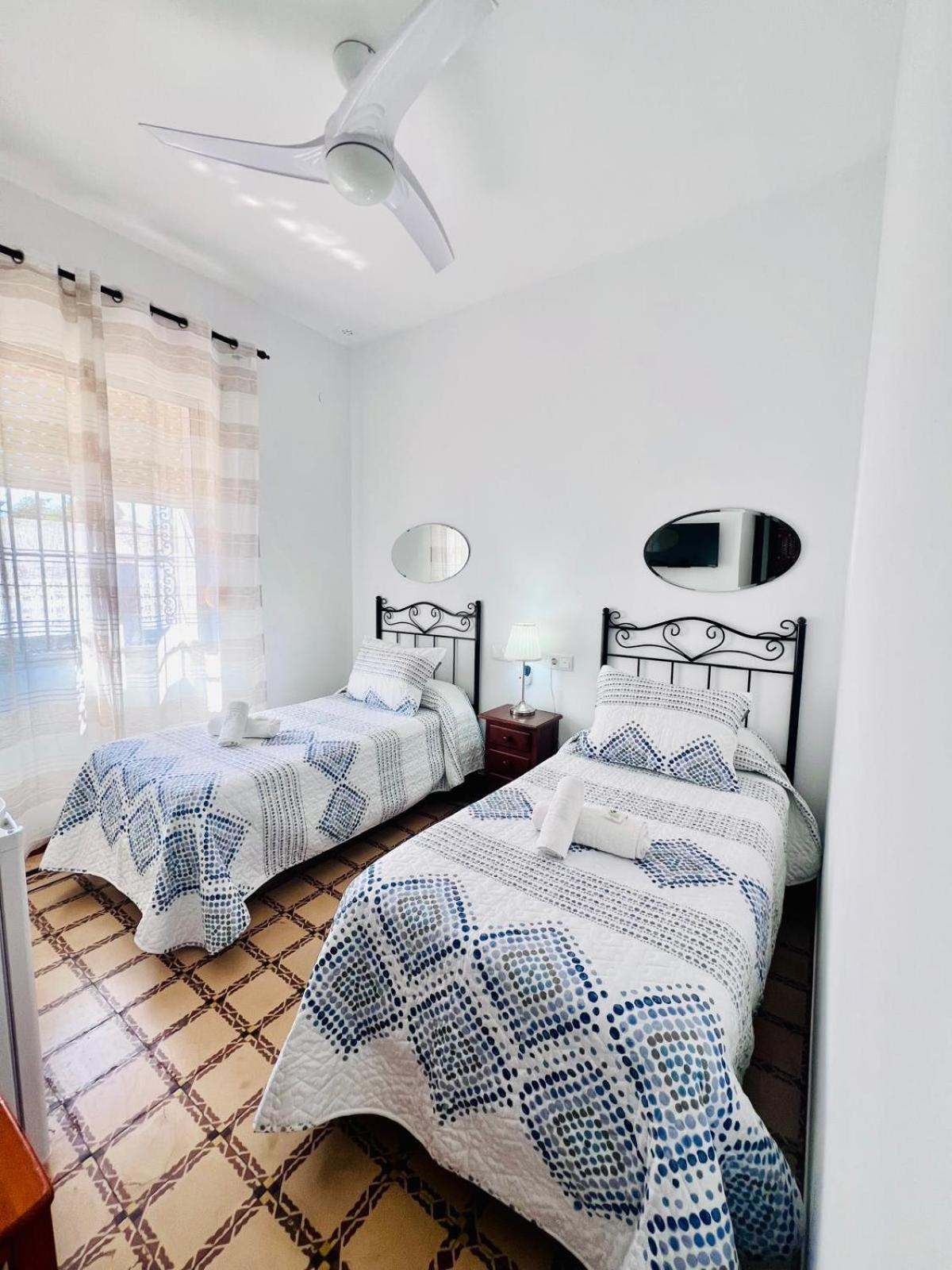Hostal El Faro Chipiona Bagian luar foto