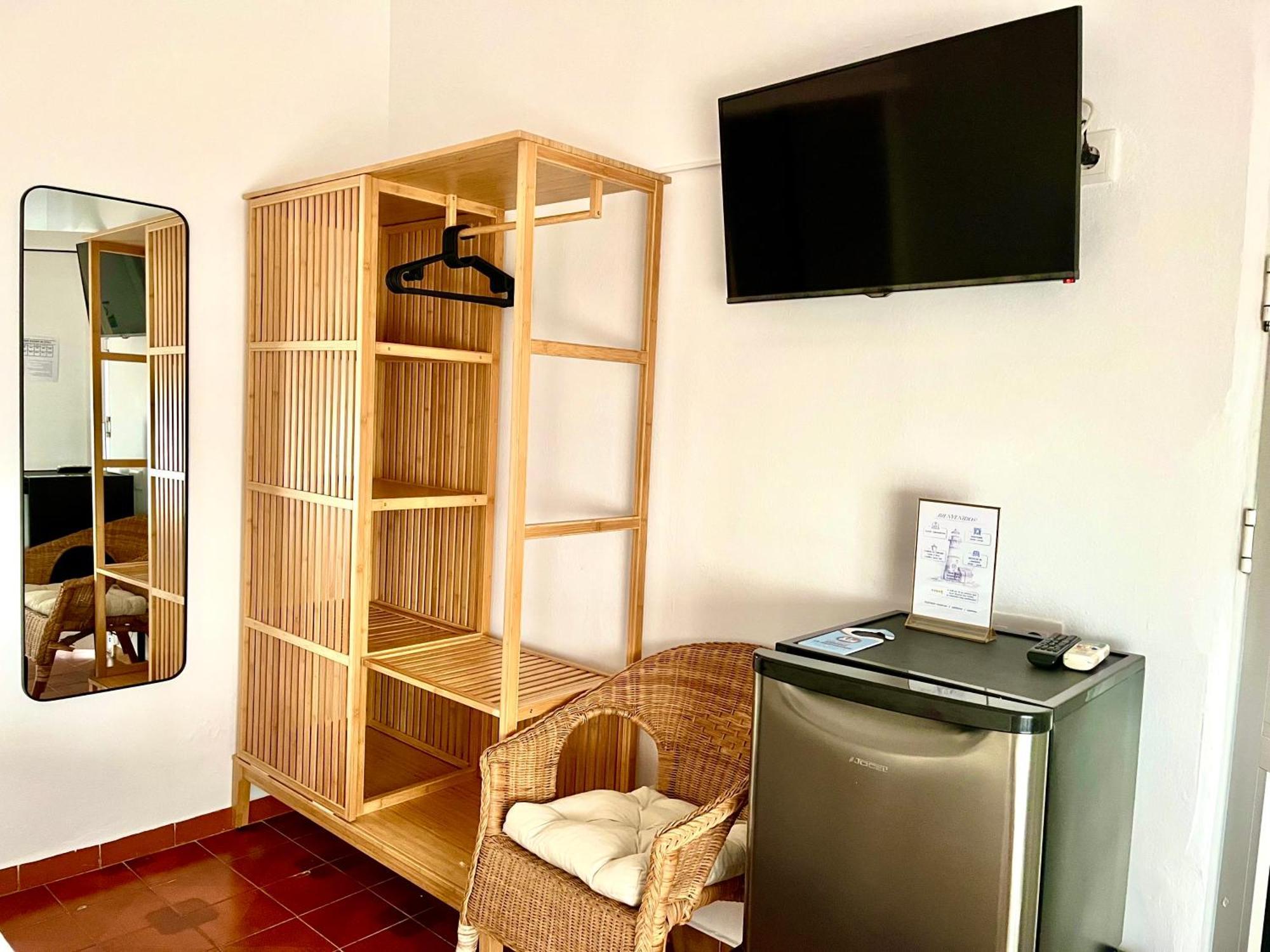 Hostal El Faro Chipiona Bagian luar foto
