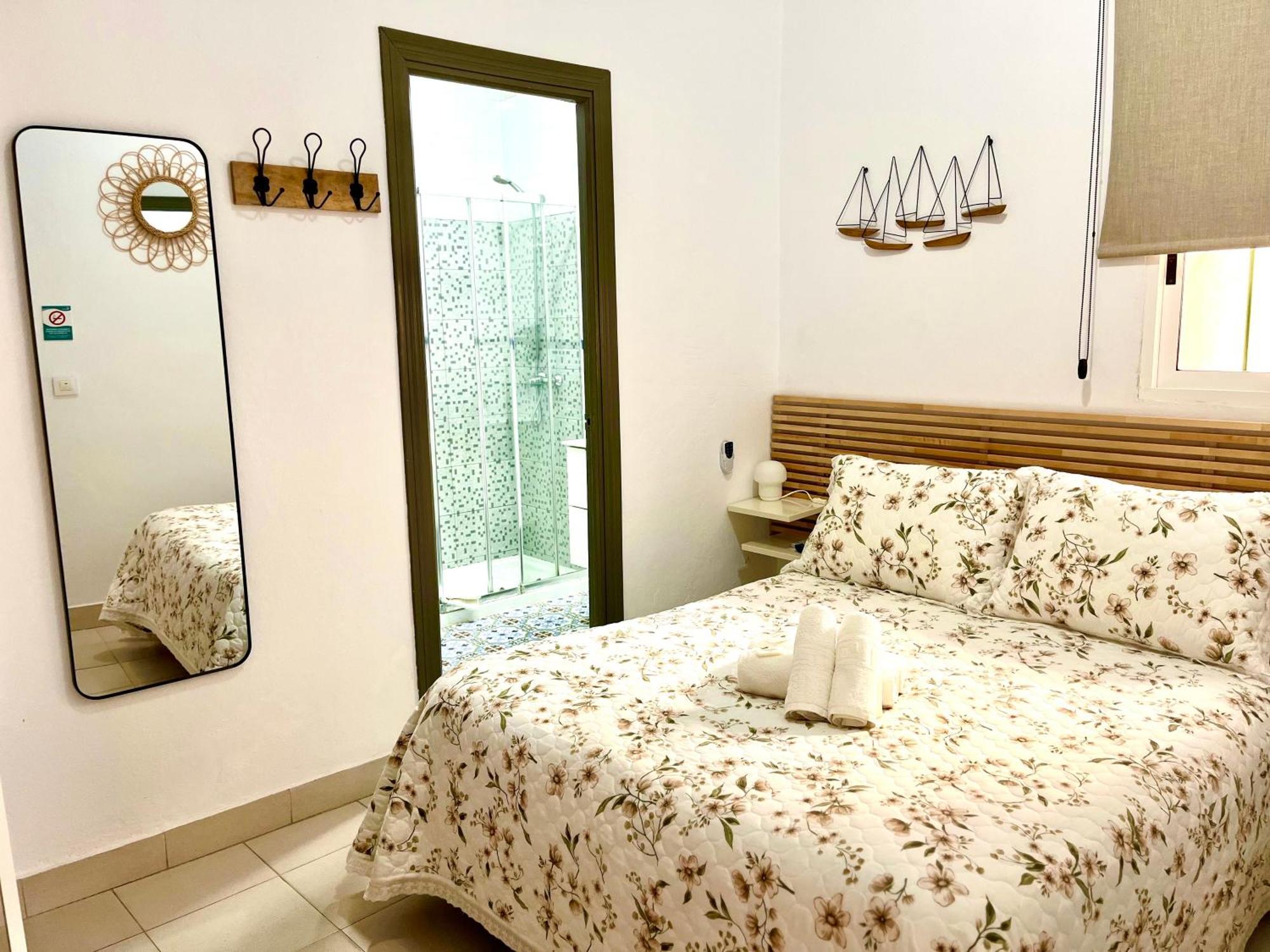 Hostal El Faro Chipiona Bagian luar foto