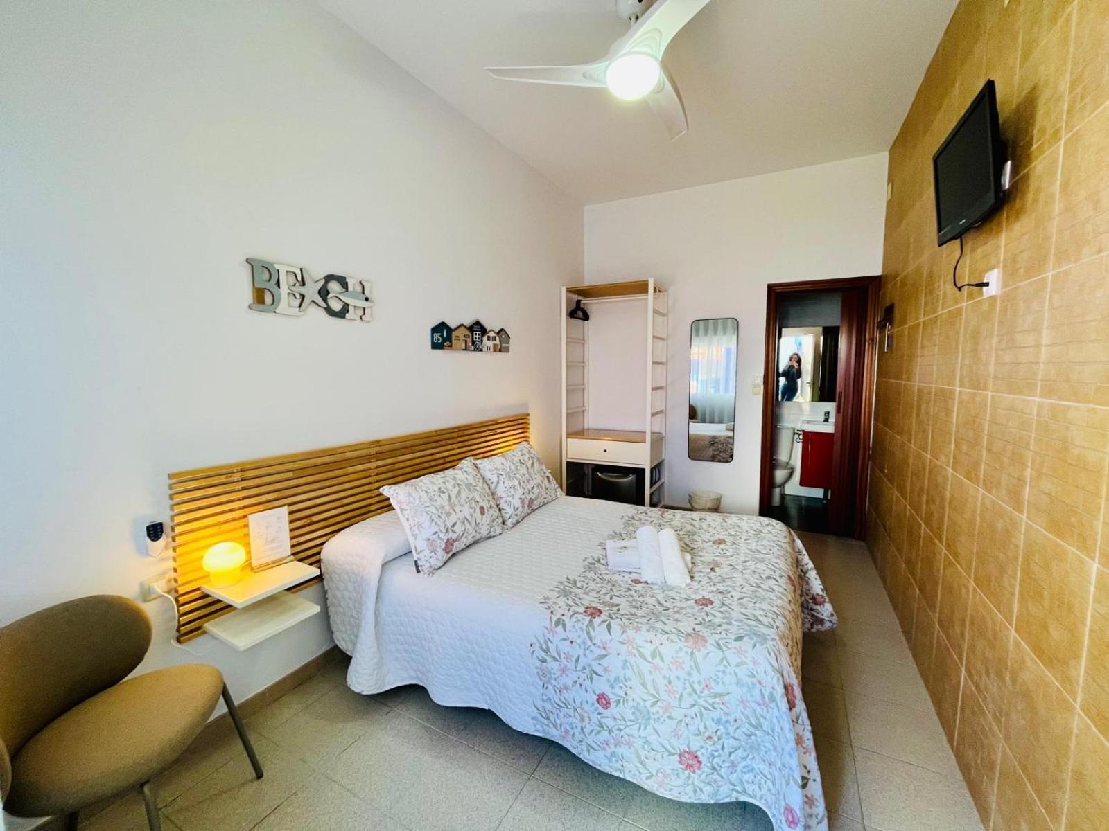 Hostal El Faro Chipiona Bagian luar foto