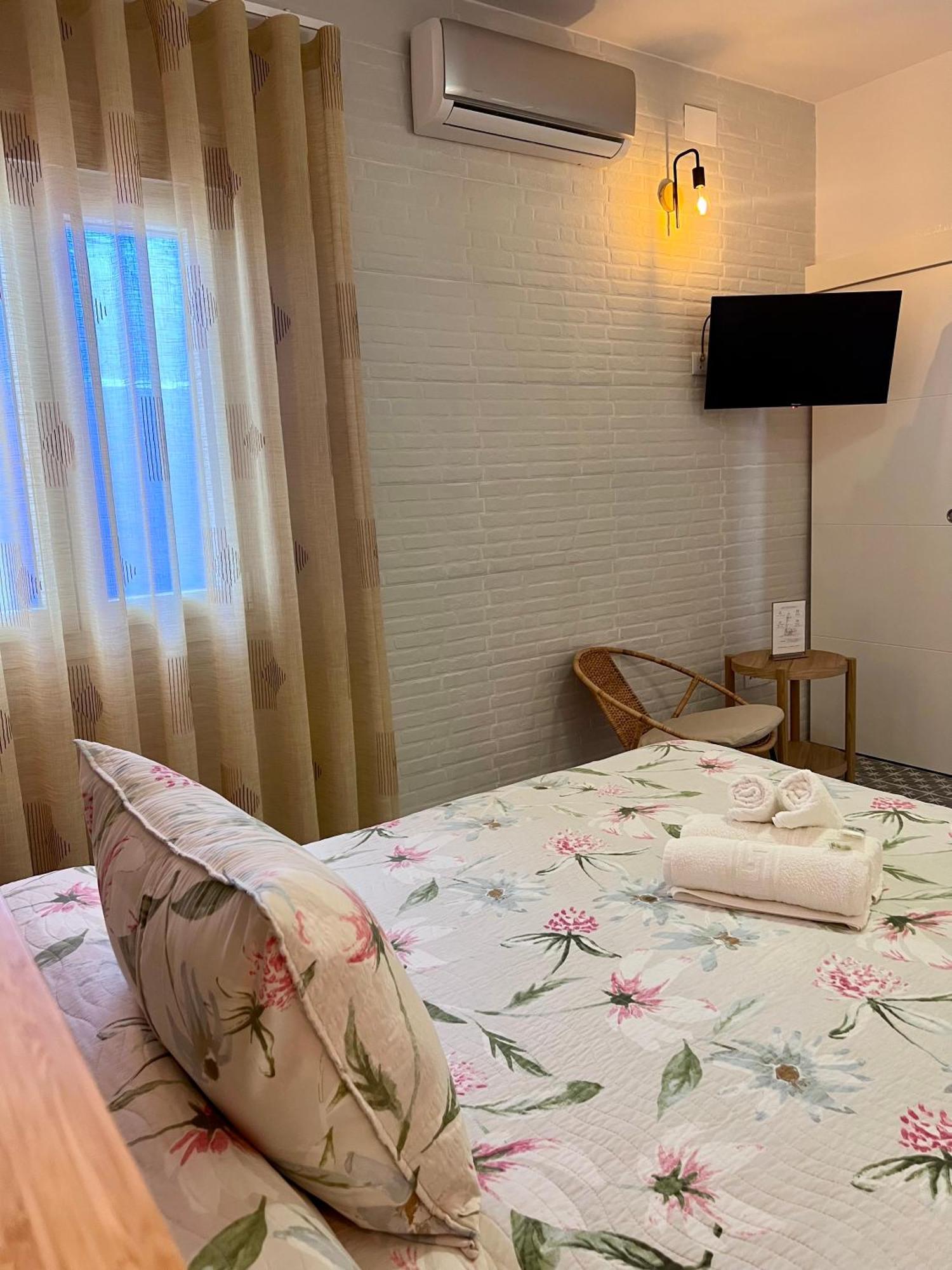 Hostal El Faro Chipiona Bagian luar foto