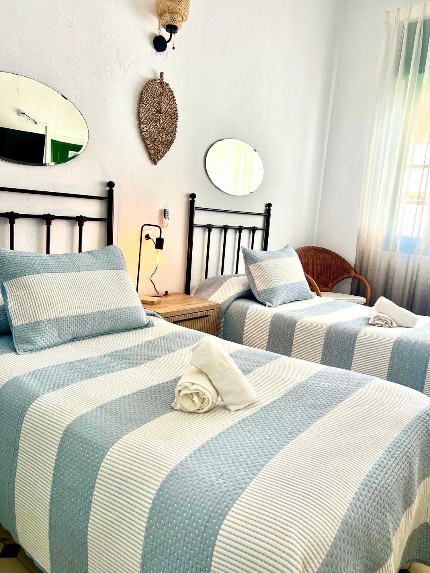 Hostal El Faro Chipiona Bagian luar foto