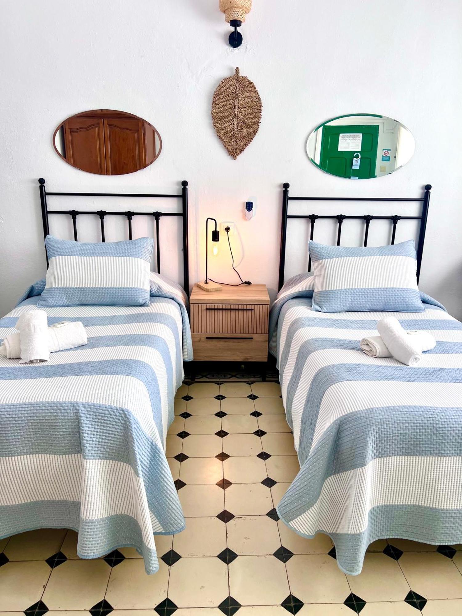 Hostal El Faro Chipiona Bagian luar foto
